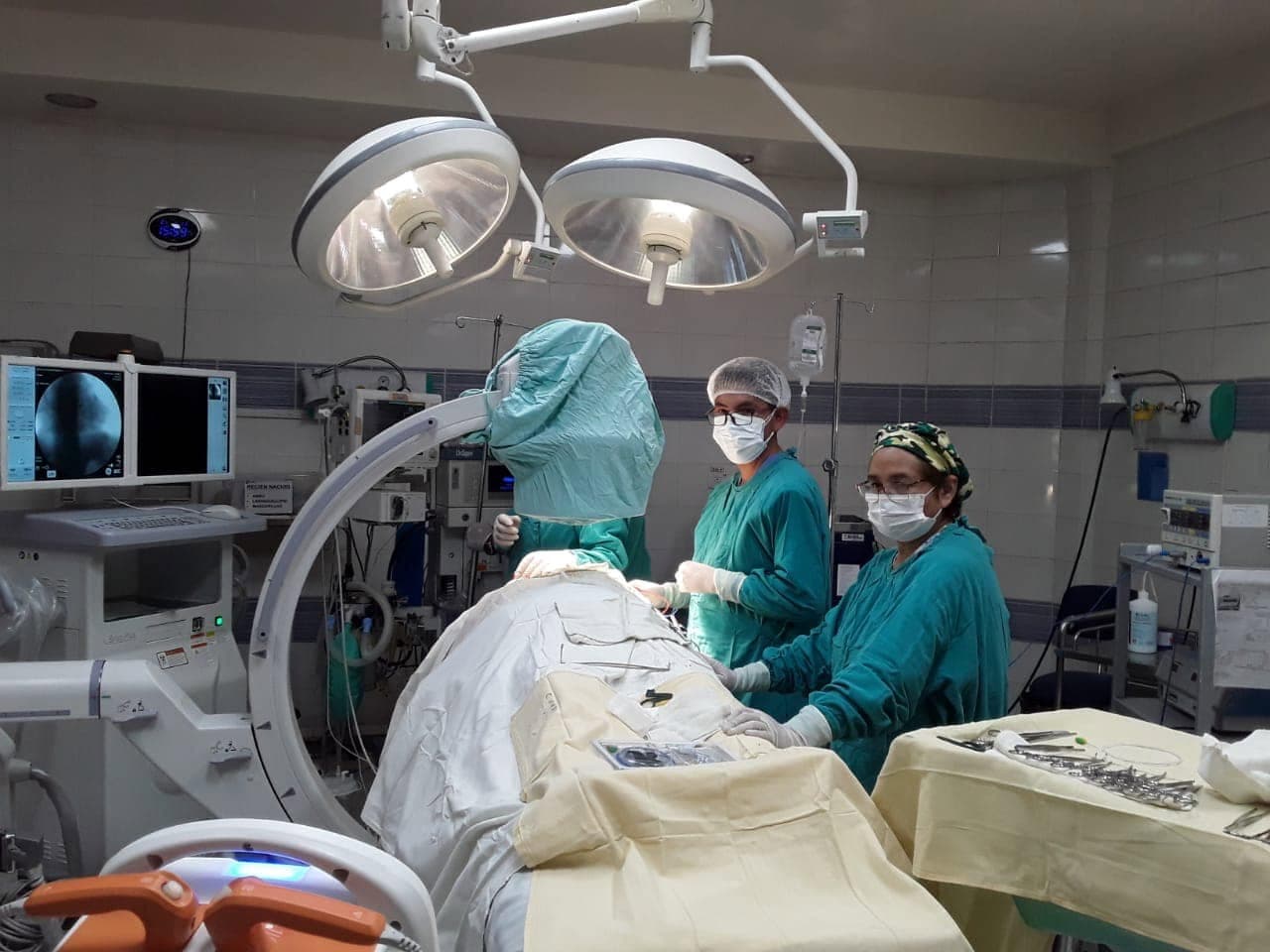 Dr. Ernesto Ventura en consulta