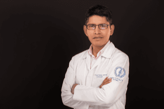 Dr. Ernesto Ventura en consulta